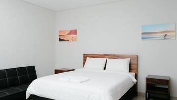 Kahden hengen deluxe-huone | Tallelokero huoneessa, työpöytä