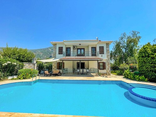 Phenomenal 5-Bedroom Villa with AC, Private Pool and Lush Garden in Dalyan