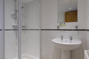 Shower, hair dryer - Short Let Space offers Scholars Corner holiday property in Oxford, beautiful furnished two bedroom a (Oxford,)