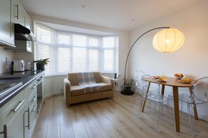 Interior - Short Let Space offers Scholars Corner holiday property in Oxford, beautiful furnished two bedroom a (Oxford,)