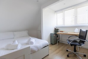 2 bedrooms, desk, WiFi, bed sheets - Short Let Space offers Scholars Corner holiday property in Oxford, beautiful furnished two bedroom a (Oxford,)
