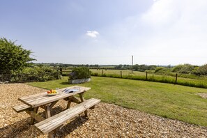 Outdoor dining - The Dutch Barn - sleeps 2 guests  in 1 bedroom (Godington)