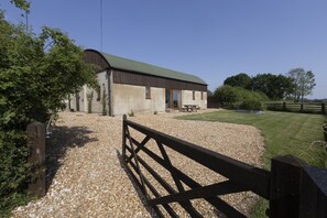 Exterior - The Dutch Barn - sleeps 2 guests  in 1 bedroom (Godington)