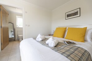 1 bedroom, iron/ironing board, WiFi - The Dutch Barn - sleeps 2 guests  in 1 bedroom (Godington)