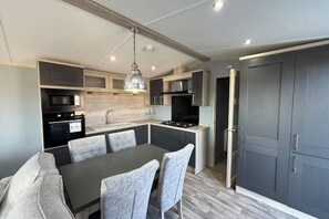 Private kitchen - Palm Grove Lodge 1 Golden Palm Hot tub (Chapel St Leonards)