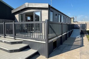 Terrace/patio - Palm Grove Lodge 1 Golden Palm Hot tub (Chapel St Leonards)