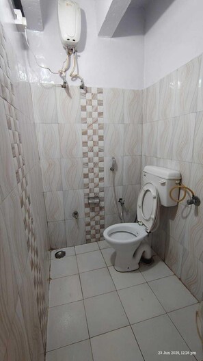 Deluxe-Zimmer | Badezimmer | Dusche, Hausschuhe, Handtücher, Seife