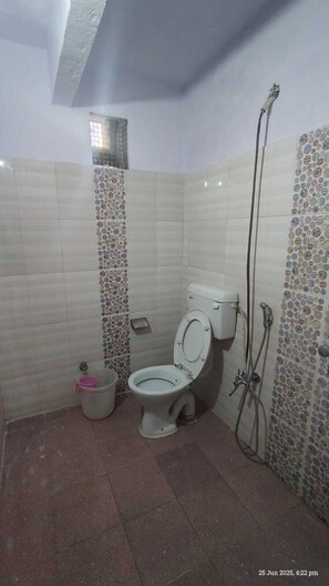 Deluxe-Zimmer | Badezimmer | Dusche, Shampoo, Toilettenpapier