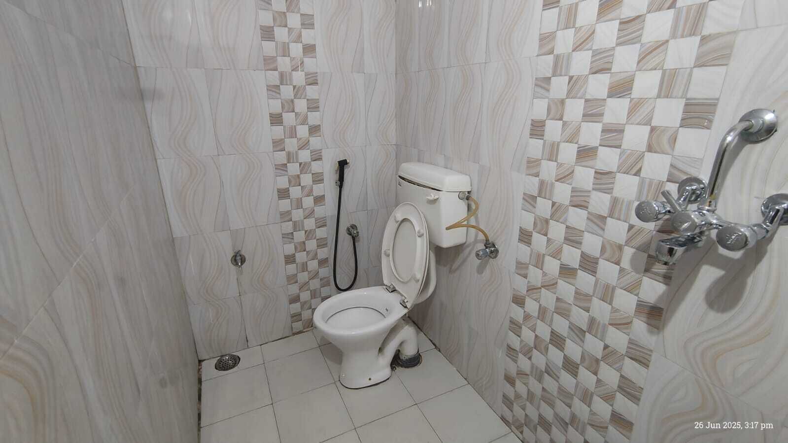 Un baño con inodoro, bidé y ducha.