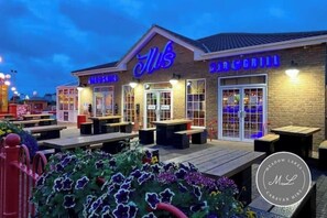 Outdoor dining - Palm Grove 2 - Golden Palm Resort (Chapel St Leonards)