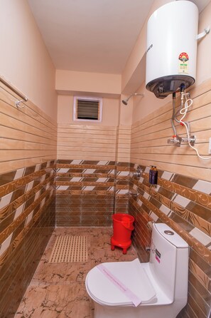 Shower, free toiletries, hair dryer, slippers - Divine Brookyard Resort (Lachung)