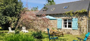 Outdoor dining - Pretty Breton house 300m from GR34 beach. (Pordic)