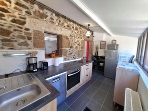 Fridge, microwave, oven, stovetop - Charming Breton house near the beach, 300 meters from the GR34 trail. Large, shaded garden. (Pordic)