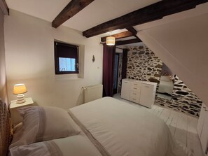 3 bedrooms, iron/ironing board, travel cot, Internet - Pretty Breton house 300m from GR34 beach. (Pordic)