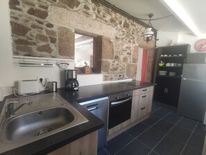 Fridge, microwave, oven, stovetop - Pretty Breton house 300m from GR34 beach. (Pordic)