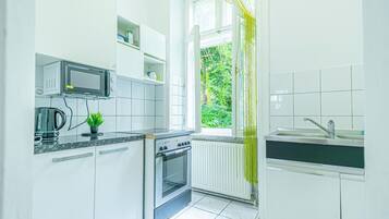Basic Apartment | Private kitchen | Mini-fridge, microwave, oven, stovetop