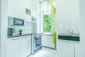 Apartamento básico | Cozinha privada | Frigobar, micro-ondas, fogão, cooktop