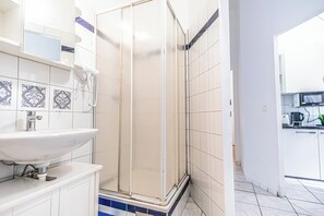 Departamento básico | Baño | Regadera, amenidades de baño gratuitas, secadora de cabello, toallas 