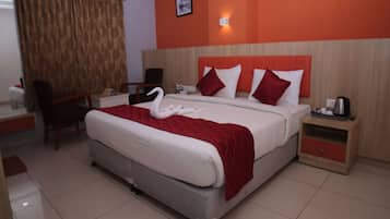 Een bureau, een strijkplank/strijkijzer, gratis wifi