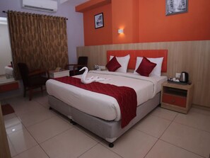 Een bureau, een strijkplank/strijkijzer, gratis wifi