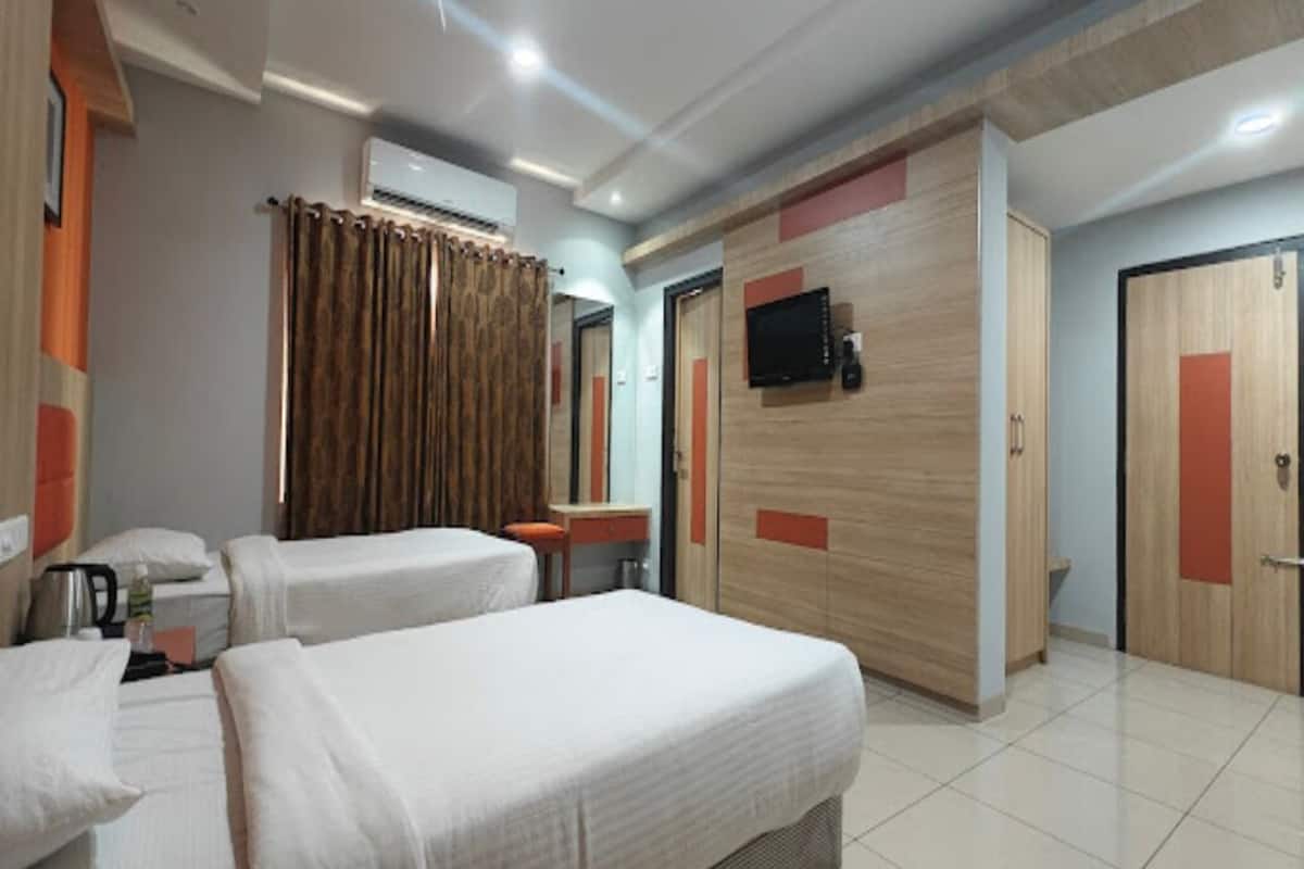 Een bureau, een strijkplank/strijkijzer, gratis wifi