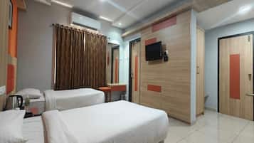 Een bureau, een strijkplank/strijkijzer, gratis wifi