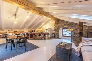 Appartement Duplex Familial, patio, vue montagne | Restauration