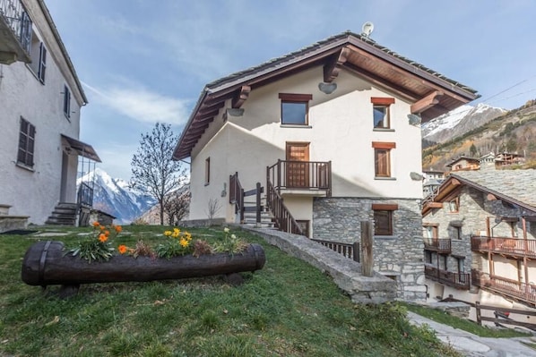 Appartement Classique, patio, vue montagne | Extérieur