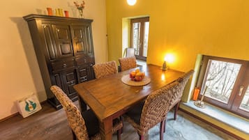 Klassiek appartement, terras, uitzicht op bergen | Dineren