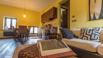 Appartement Classique, patio, vue montagne | Coin séjour