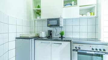 Basic Room | Private kitchen | Mini-fridge, microwave, oven, stovetop
