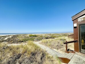 Property grounds - Monterey Dunes 228 - Moss Landing Townhome - A Mile of Beachfront! (Moss Landing)