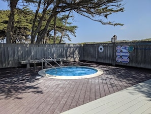 Ein Holzdeck mit Schwimmbecken, einem Rettungsring und einem Schild, das das Tauchen verbietet.