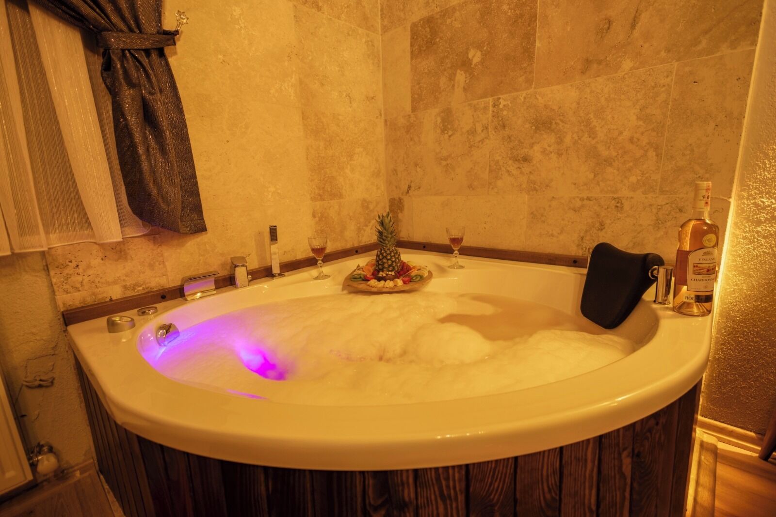 Deluxe Room | Bathroom | Shower, free toiletries, hair dryer, bathrobes