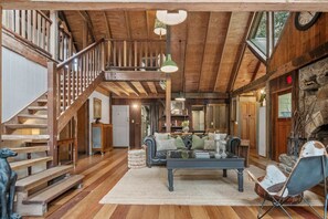 TV - Rustic 3-Bed Retreat in Springbrook (Springbrook)