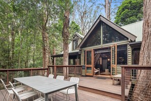 Outdoor dining - Rustic 3-Bed Retreat in Springbrook (Springbrook)