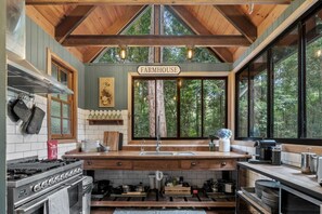 Fridge, microwave, oven, stovetop - Rustic 3-Bed Retreat in Springbrook (Springbrook)