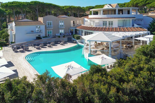 Seasonal outdoor pool, pool umbrellas, sun loungers - Hotel with swimming pool in Conca Verde just 100 mt from the sea (Conca Verde)