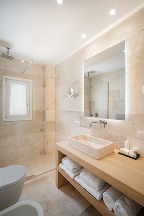Classic Double or Twin Room | Bathroom | Shower, hair dryer, bathrobes, bidet - Hotel with swimming pool in Conca Verde just 100 mt from the sea (Conca Verde)