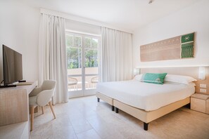 Classic Double or Twin Room | Minibar, in-room safe, free cribs/infant beds, free WiFi - Hotel with swimming pool in Conca Verde just 100 mt from the sea (Conca Verde)