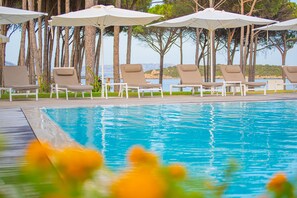 Piscina a l'aire lliure de temporada, para-sols i gandules 