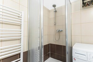 Basic Apartment | Bathroom - Affordable 2BR Apartment Near Belvedere (Vienna)