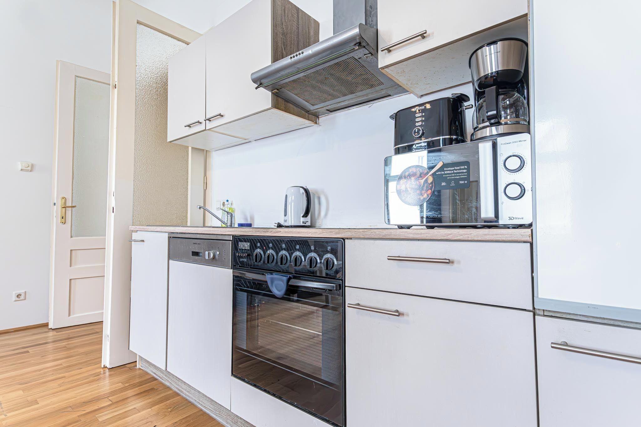 Eenvoudig appartement | Privékeuken | Een minikoelkast, een microgolfoven, een oven, een kookplaat