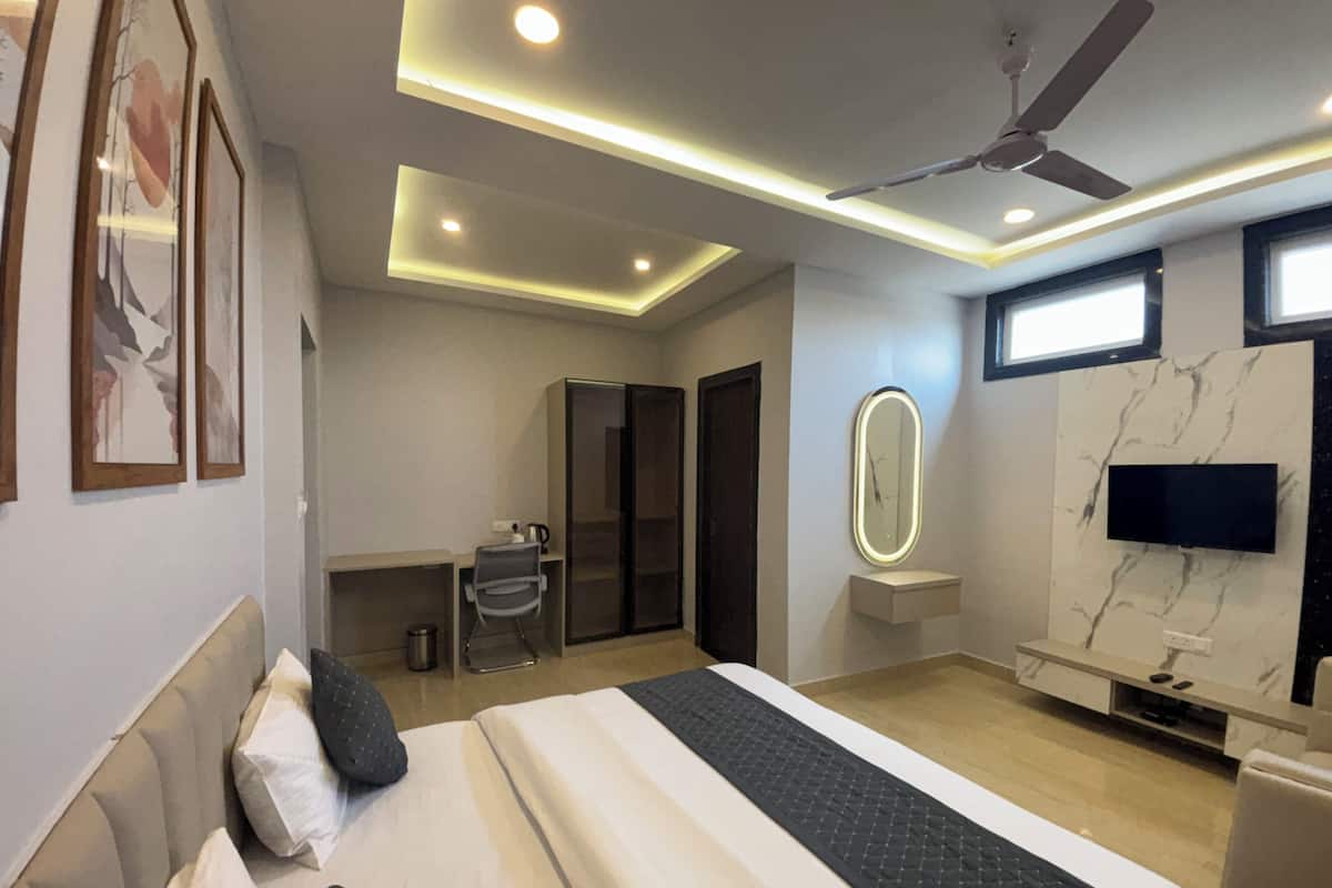 Deluxe Double Room | Laptop workspace, free WiFi