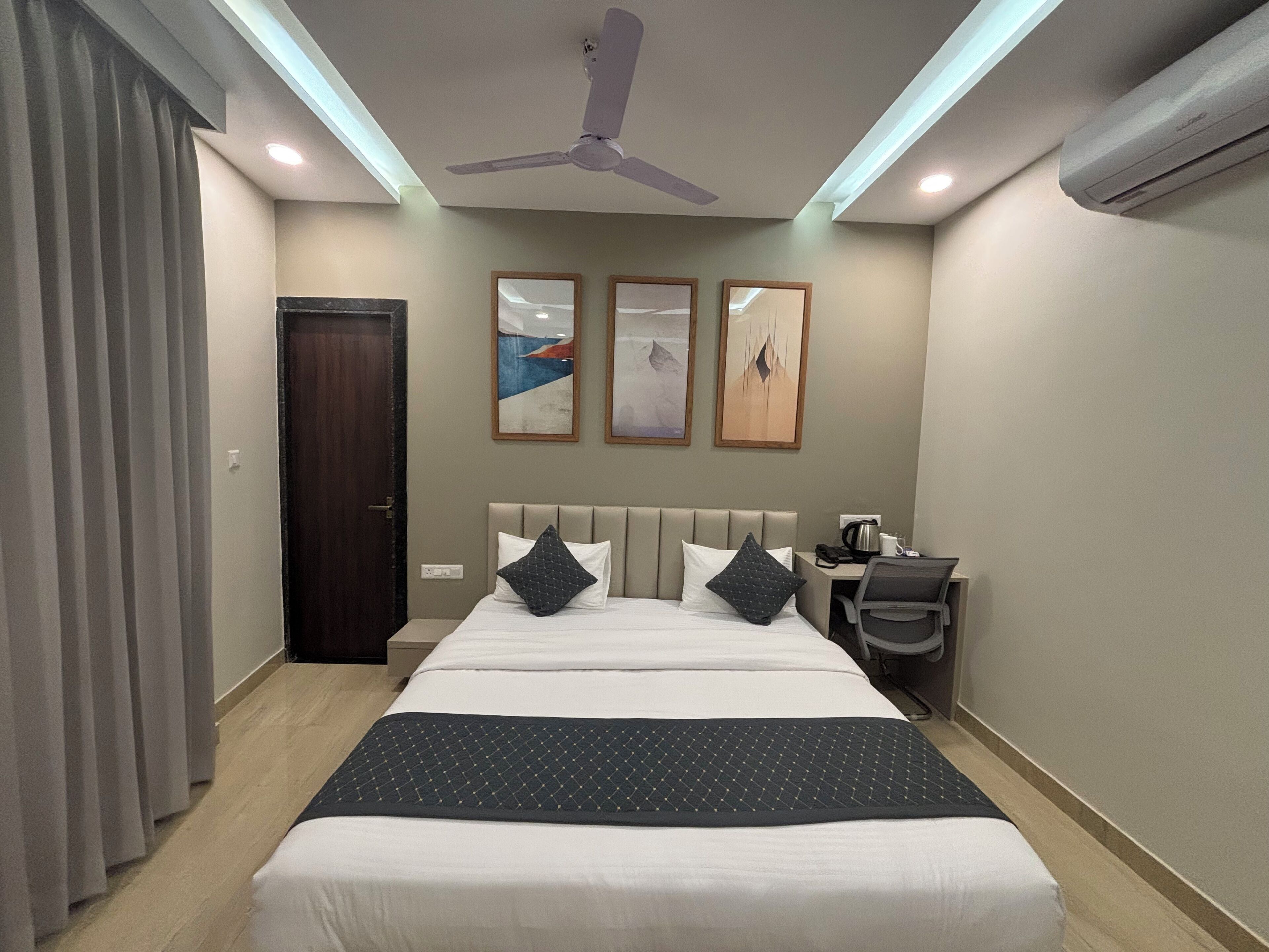 Deluxe Double Room | Laptop workspace, free WiFi