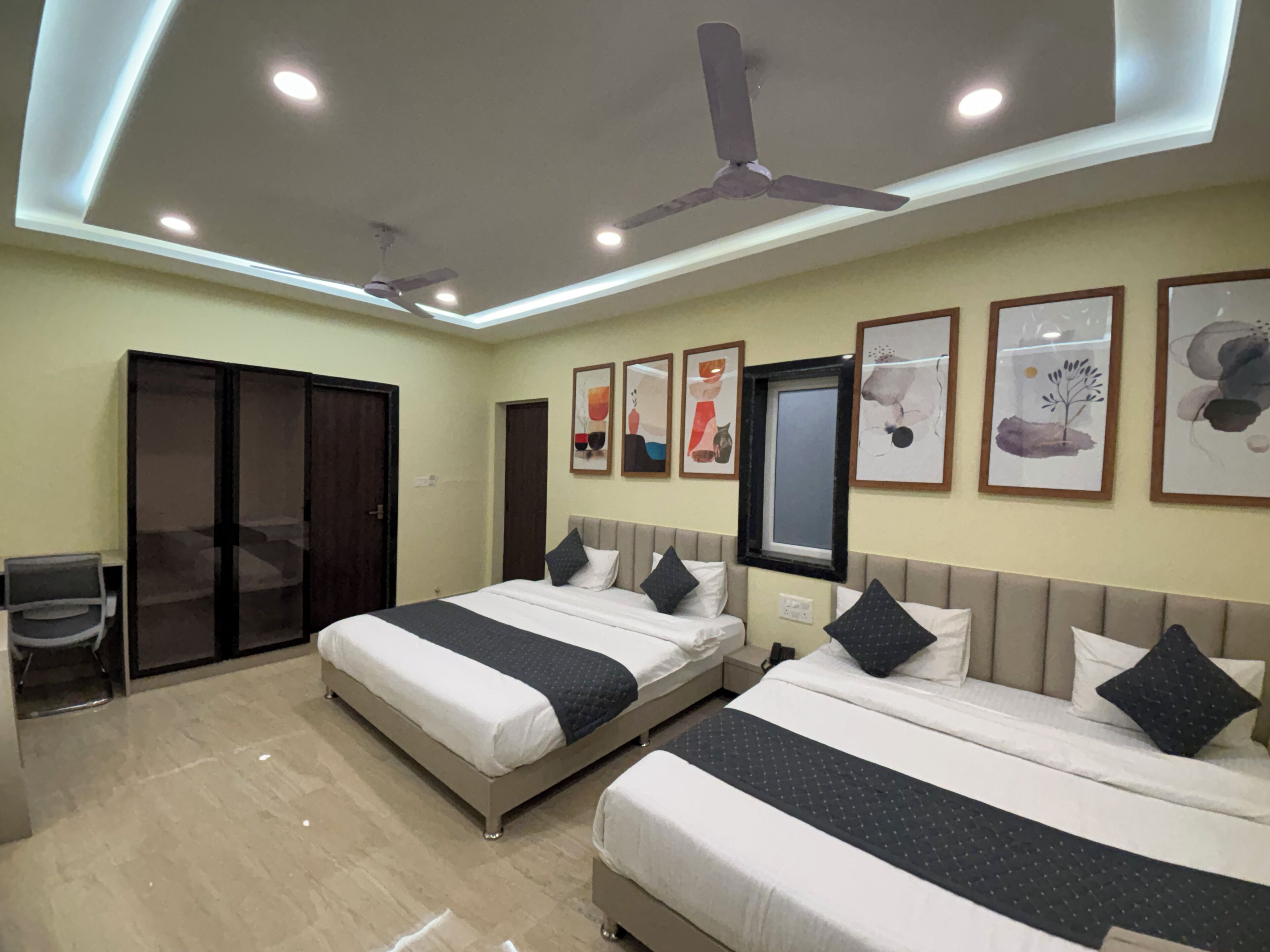 Deluxe Quadruple Room | Laptop workspace, free WiFi