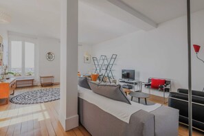 Apartment | Living area - Magnificent Apartment- 2br/4p- Near Sacre-coeur (Paris)