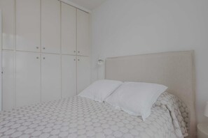 Apartment | 2 bedrooms, laptop workspace, iron/ironing board, bed sheets - Magnificent Apartment- 2br/4p- Near Sacre-coeur (Paris)