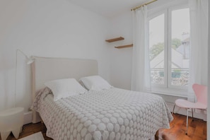 Apartment | 2 bedrooms, laptop workspace, iron/ironing board, bed sheets - Magnificent Apartment- 2br/4p- Near Sacre-coeur (Paris)