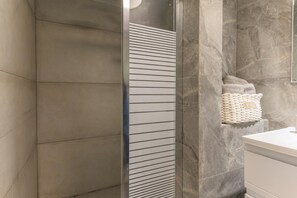 Ferienhaus, 4 Schlafzimmer, Balkon, Stadtblick | Badezimmer | Dusche, Regendusche, kostenlose Toilettenartikel, Haartrockner
